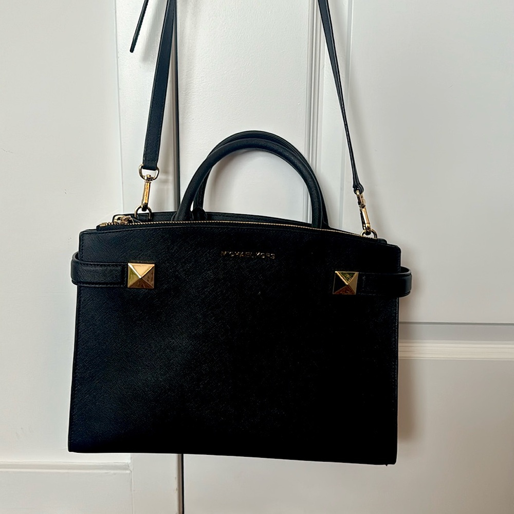 Michael Kors Black Leather Bag. Adjustable strap and compartments